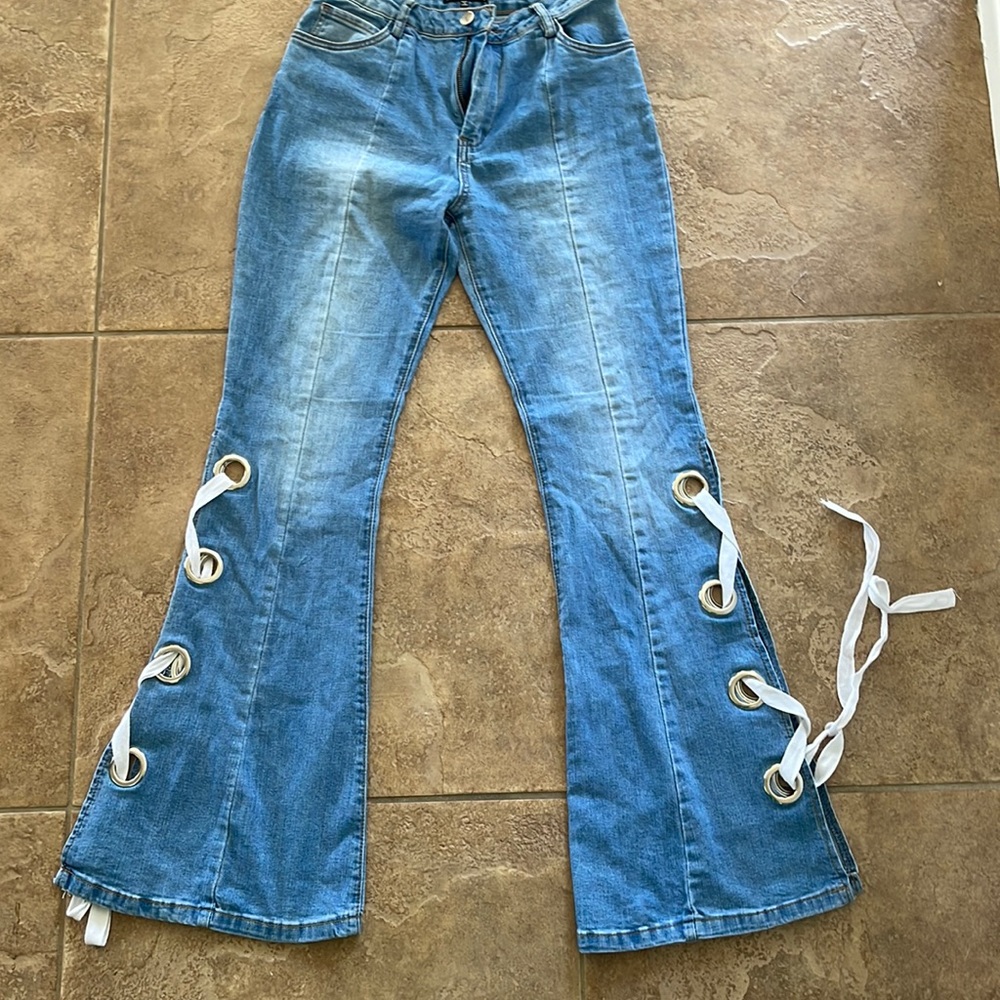 from fashion nova size 5 made of 64% cotton 21% polyester 13% rayon 2% spandex